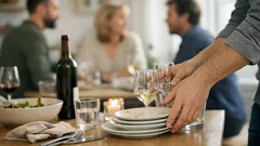 Warum wir bei anderen den Tisch abräumen: Psychologie hinter dem Mithelfen